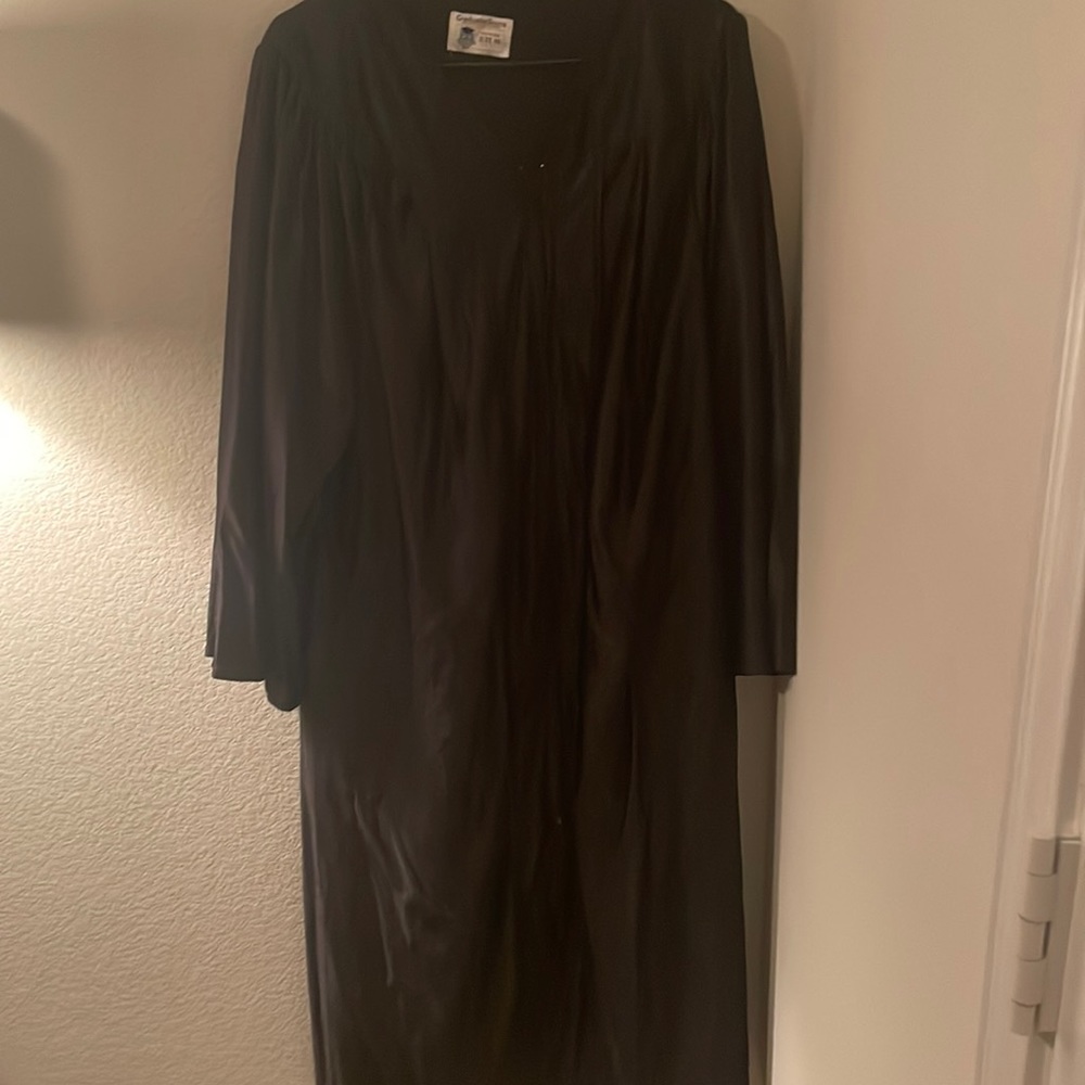 Graduation Source gown size 48 5‘3“ to 5‘5“ black